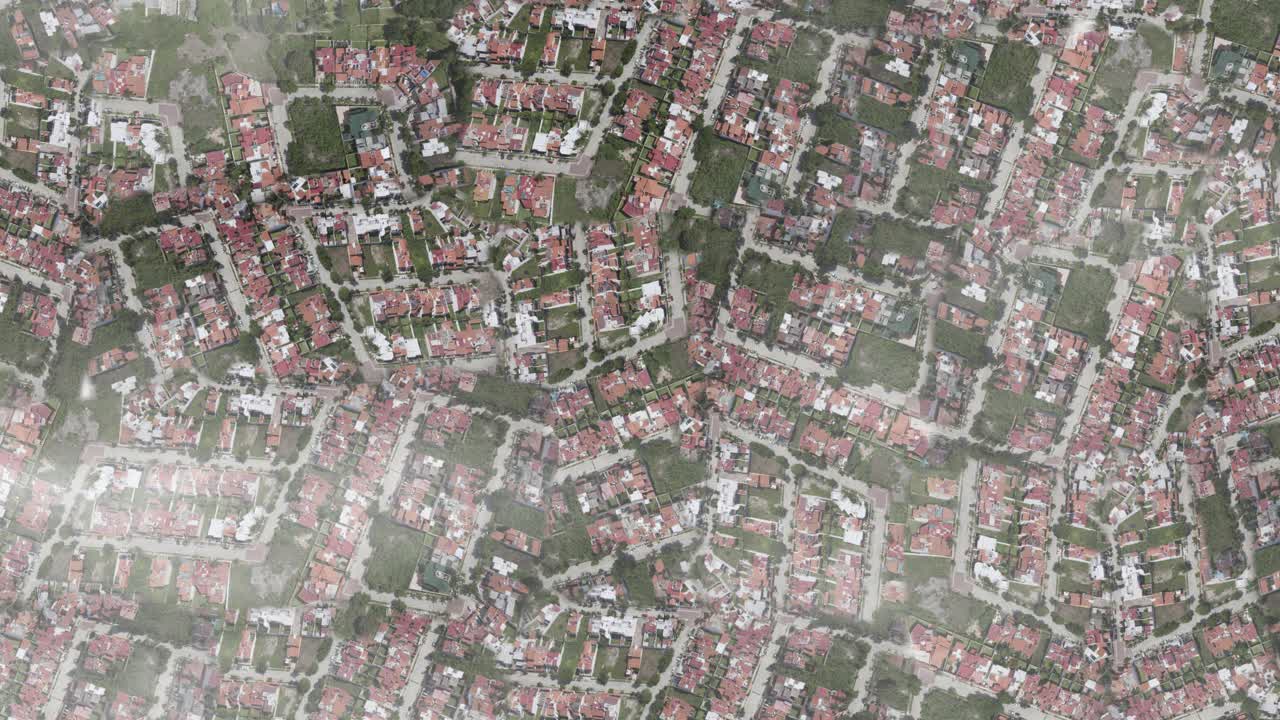 구름 위에서 도시 교외를 날아다니는 공중 촬영 스파이 위성 드론 4k