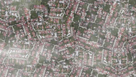 disparo aéreo volando sobre los suburbios de la ciudad por encima de las nubes espía satélite dron 4k