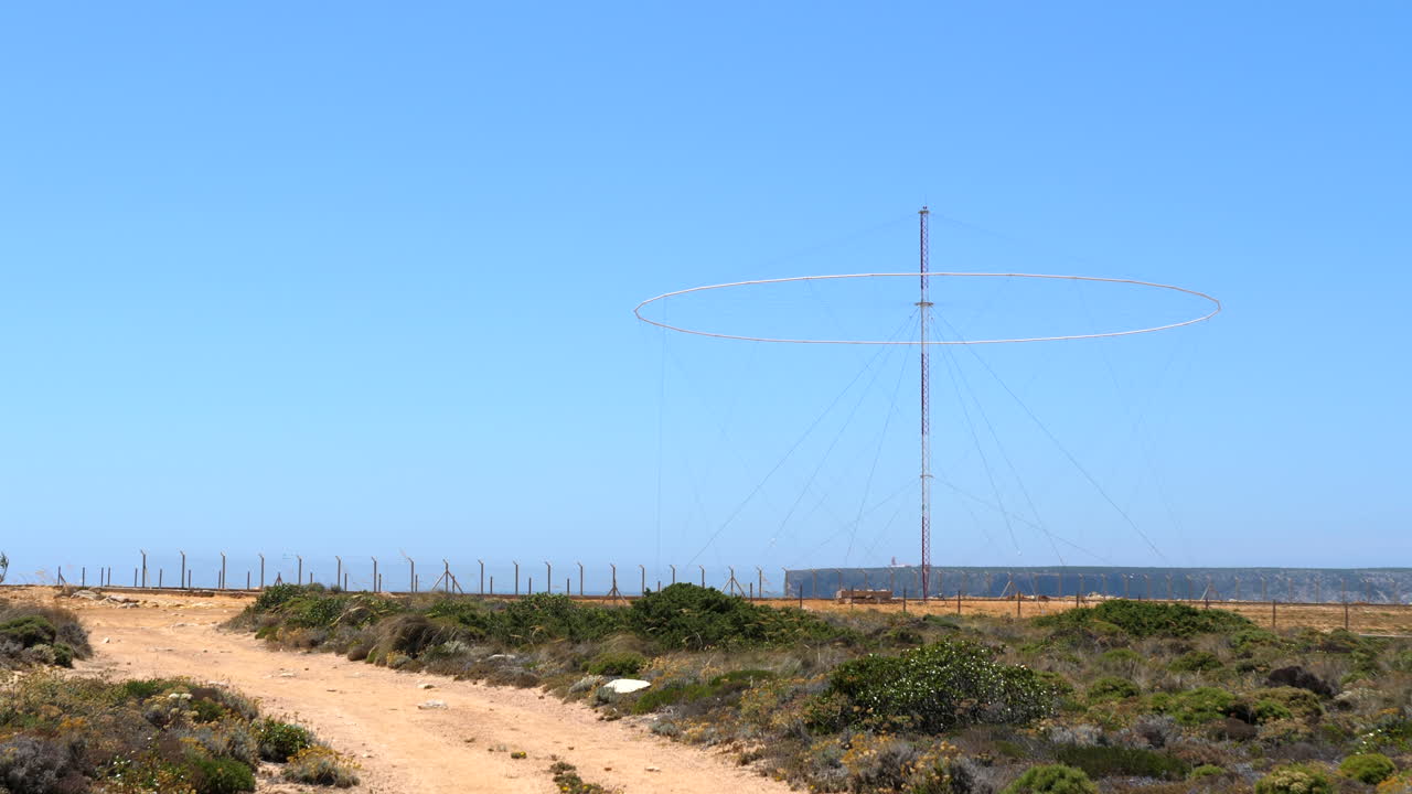 paisaje con antena loran de navegación de largo alcance
