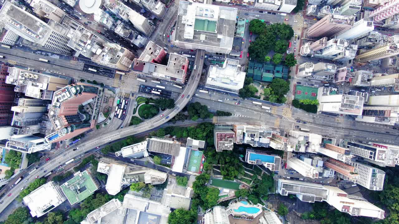 홍콩 시내의 주차장 건물을 통과하는 교통, 도시의 메가 빌딩, 공중 전망