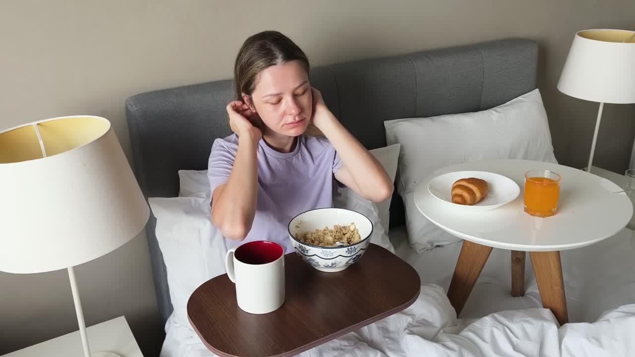 침대에서 아침 식사를 하는 여자