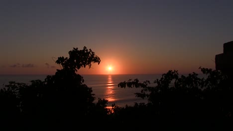 Asombrosa-Puesta-De-Sol-En-Un-Día-Claro-En-Asia-Bali