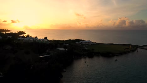 Vista-Aérea-De-La-Puesta-De-Sol-Sobre-El-Gran-Océano-Por-Isla-Tropical