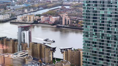 vista aérea del uber barco por thames clippers en el río támesis en londres