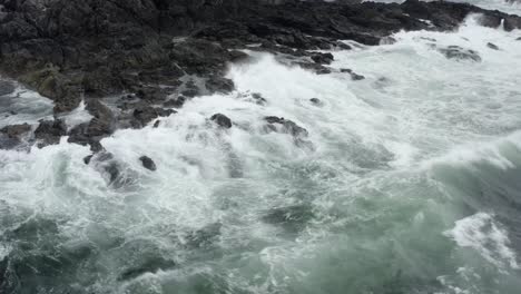 El-Oleaje-Del-Océano-Golpea-La-Costa-Rocosa-De-Tofino-En-BC,-Canadá.