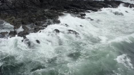 el oleaje del océano golpeando la costa rocosa de tofino en bc, canadá