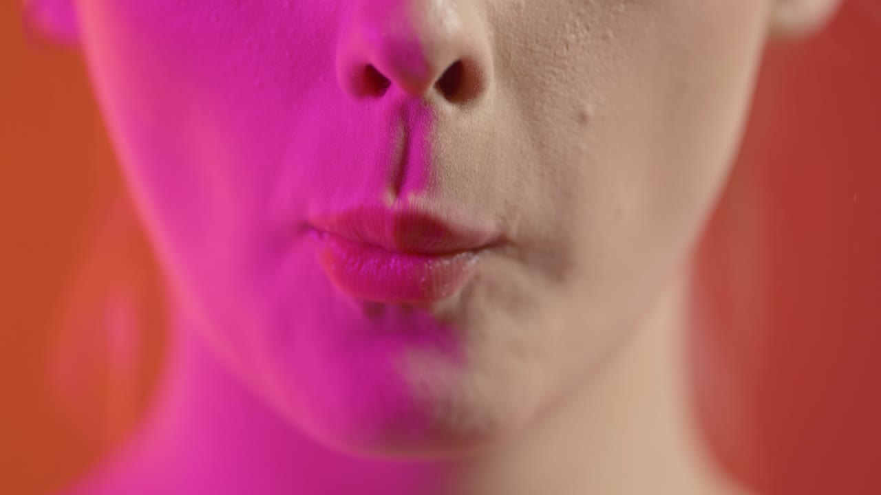 la cara y la boca de la mujer, comiendo y masticando galleta de oblea, colorida toma de estudio
