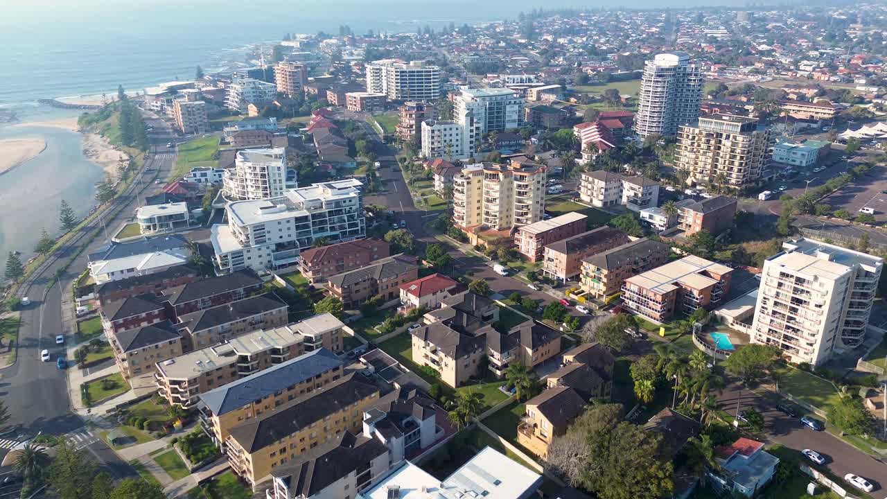 drone paisaje aéreo disparo de vivienda residencial comercial unidad de bienes raíces caminos canal la entrada muelle largo apartamentos tiendas destino de vacaciones de la costa central nsw australia 4k