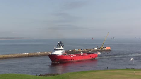 Aberdeen-Hafenschiff-Fährt-In-Die-Hafenmündung-Ein