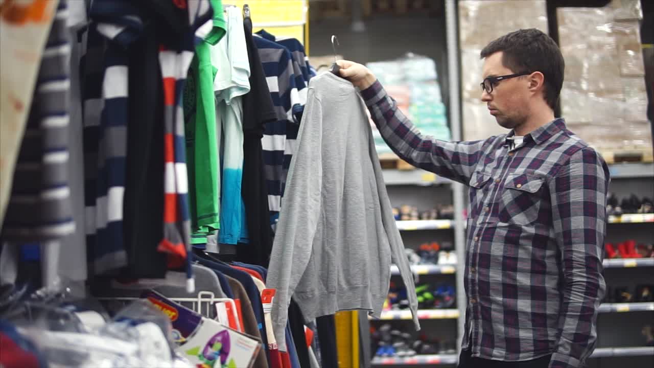 Uomo che fa acquisti di abbigliamento in un grande magazzino
