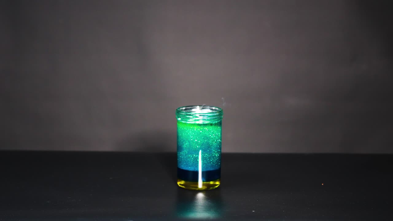 un experimento de lámpara de lava vibrante que muestra cambios dinámicos de color y movimiento de fluidos en un entorno controlado con iluminación suave