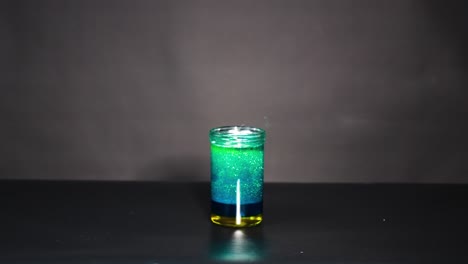 un experimento de lámpara de lava vibrante que muestra cambios dinámicos de color y movimiento de fluidos en un entorno controlado con iluminación suave