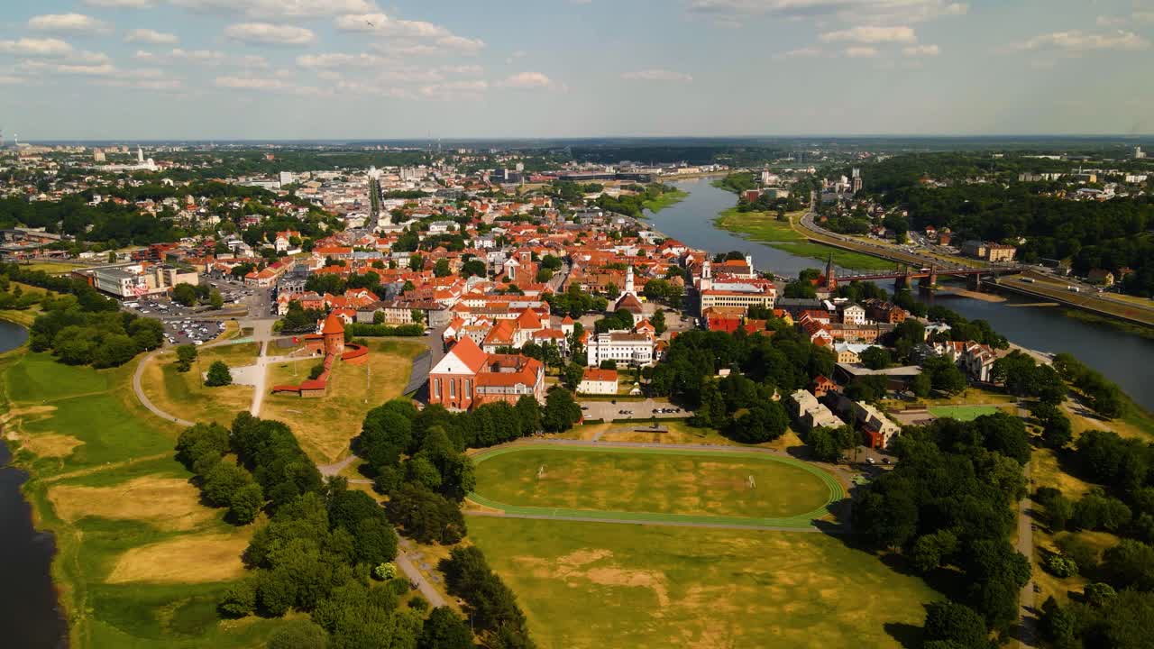 tomada de avión no tripulado del casco antiguo de kaunas con el castillo de kaunas, iglesias y otras casas antiguas de techo rojo entre dos ríos - nemunas y neris en kaunas, lituania en un soleado día de verano
