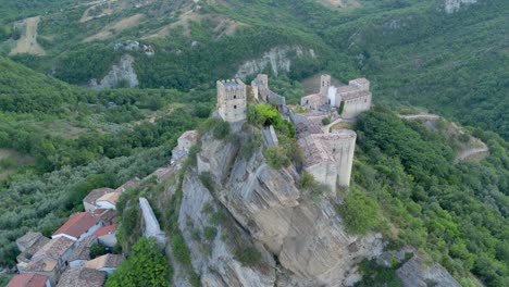 Mittelalterliche-Felsenburg-Von-Oben-Italien