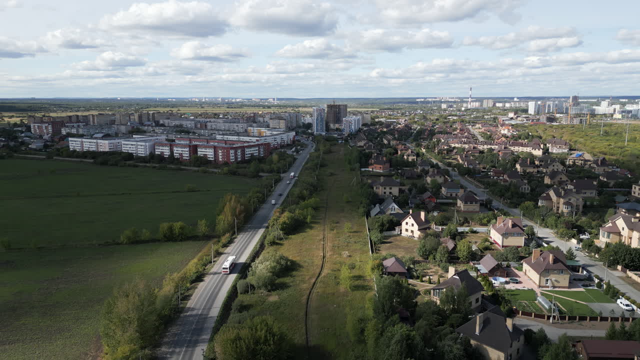 도로 와 집 들 이 있는 교외 도시 의 공중 사진