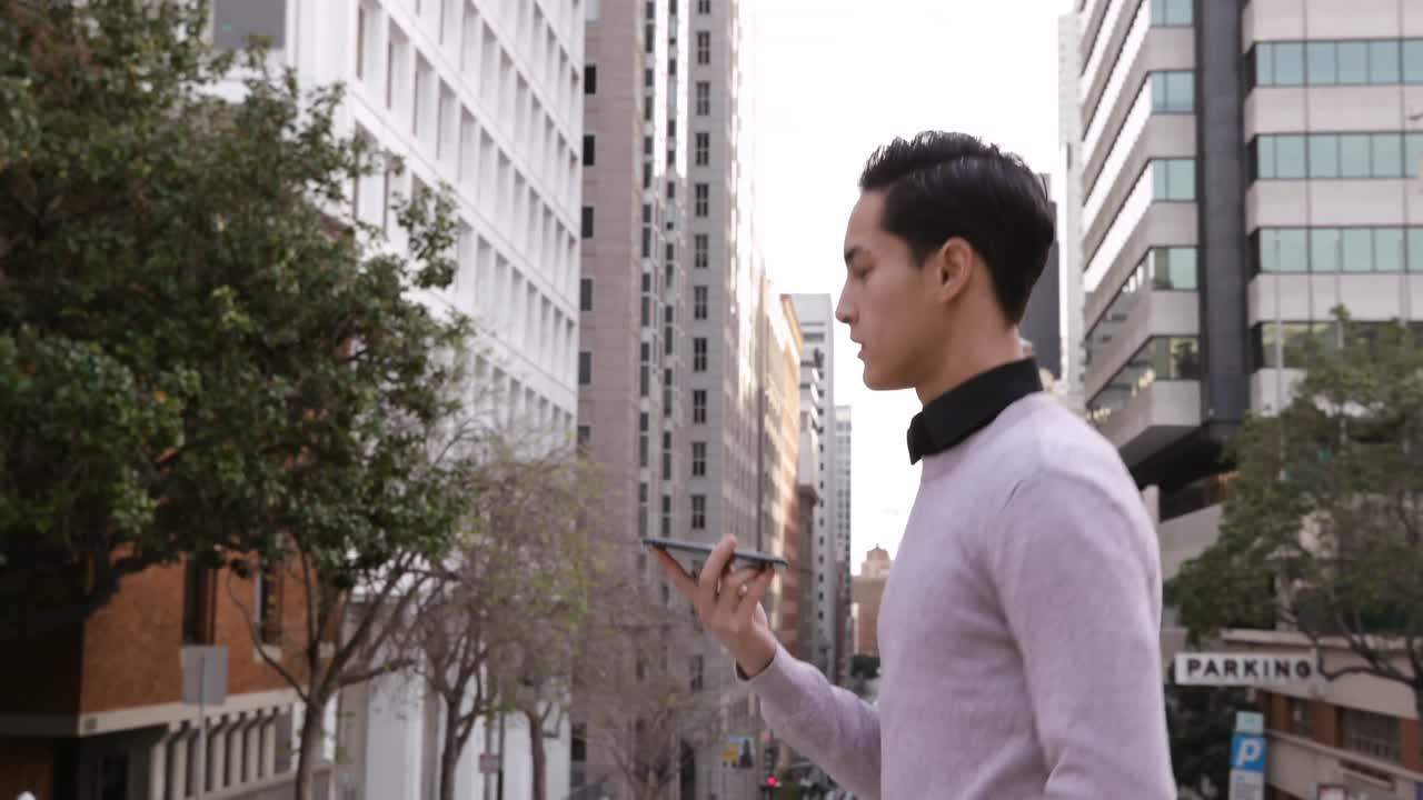 un joven profesional en movimiento.