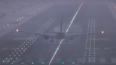 Un-Avión-Aterriza-En-Una-Pista-Mojada-En-El-Aeropuerto-Internacional-De-San-Diego-Después-De-Una-Tormenta-En-Difíciles-Condiciones-De-Viento-Cruzado-Al-Atardecer