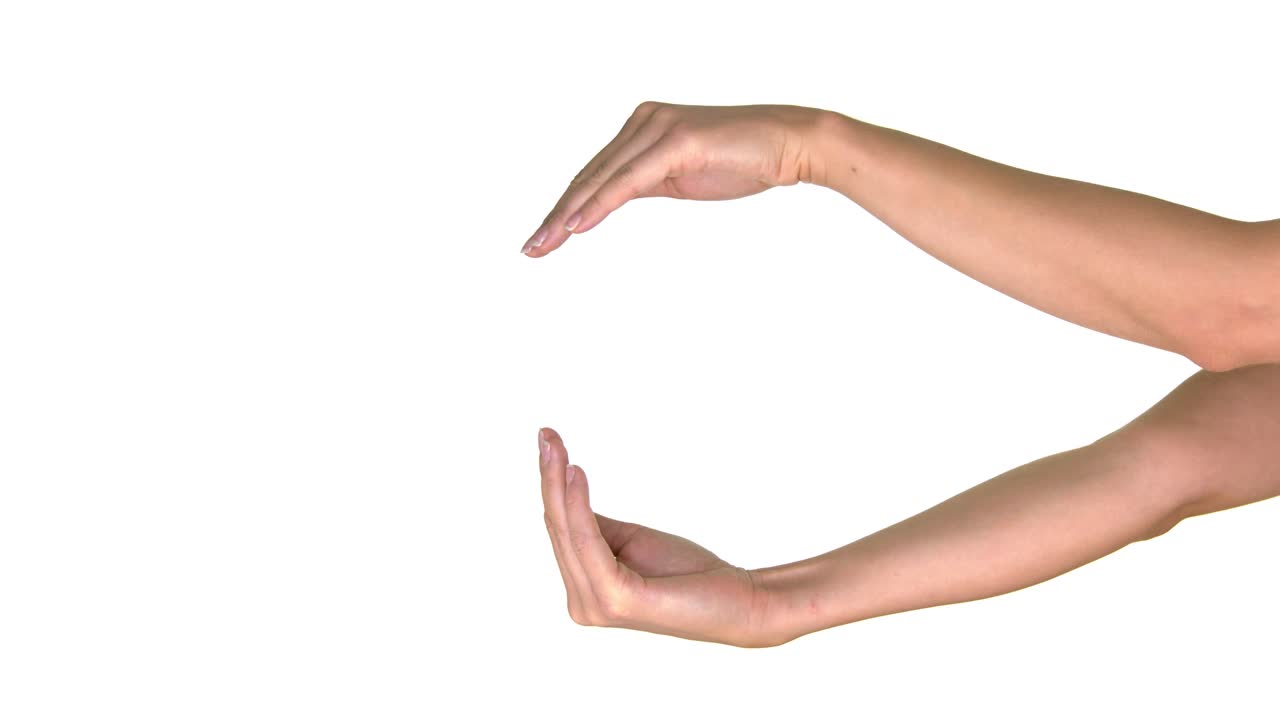 무언가를 보호하는 여성 손. 보험 개념