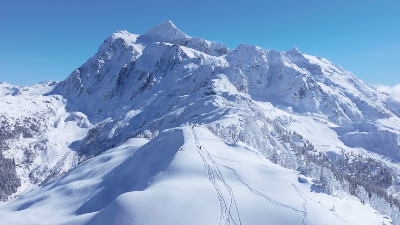 vista aérea expansiva de una gran cordillera en la cordillera de las cascadas en el estado de washington