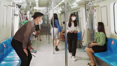 ⁇ 비는 대중 지하철 기차 여행에서 얼굴 마스크를 착용 한 사람들의 군중