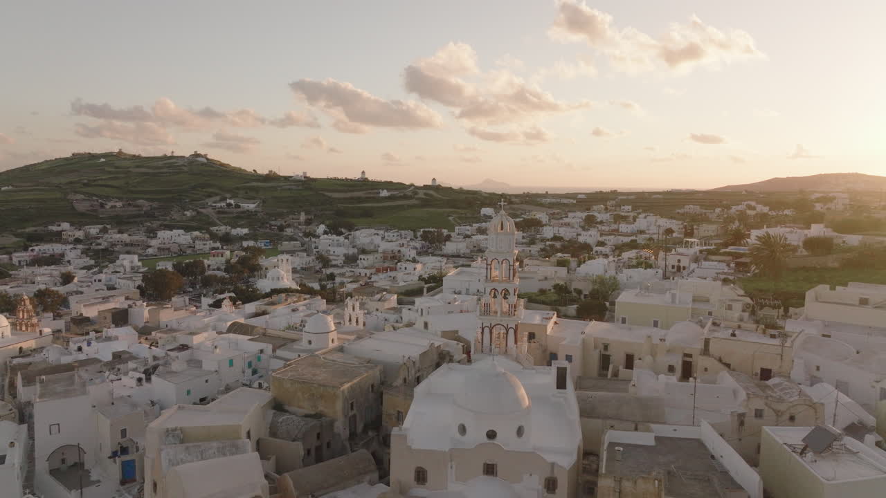 vista aérea de la puesta de sol de un pueblo griego