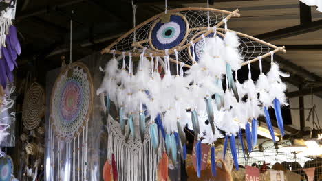 traumfänger und weiße blaue feder oder windklingel hängen an der vorderseite von windblasen dekorationszubehör zu süßen träumen auf natürlich im markt