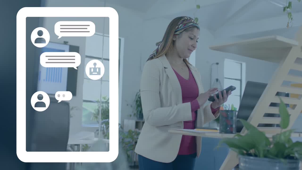 una interfaz de chat web o una tableta sobre una mujer de negocios informal biracial que usa un teléfono inteligente en la oficina