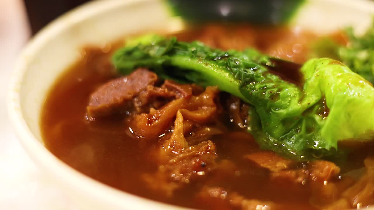 deliciosa sopa de fideos con carne y verduras
