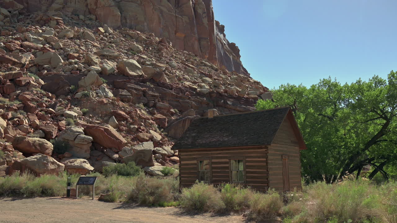 국회 의사당 리프 국립 공원, fruita, utah, 미국의 우뚝 솟은 바위 협곡에서 역사적인 fruita 학교