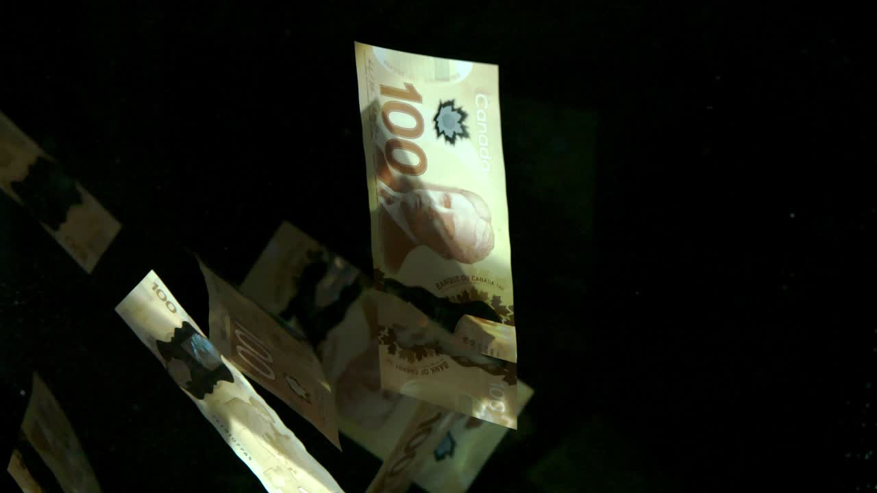 흑색 바탕에 떨어지는 캐나다 달러 지폐, 4k 로 루프가 가능, 고품질의 달러 지폐가 떨어지는 4k 로 러프가 가능
