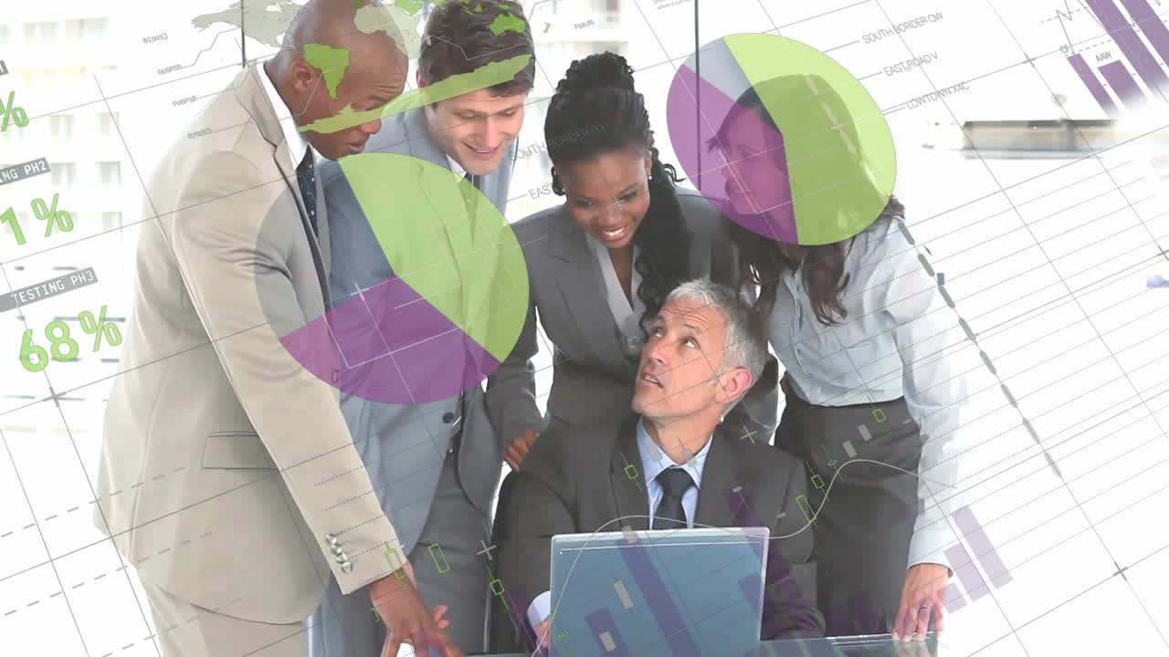 animación del procesamiento de datos financieros sobre diversas personas de negocios en la oficina