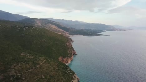 Atemberaubende-Aussicht-Vom-Gjipe-Beach-Und-Gjipe-Canyon-Entlang-Der-Albania-Riviera-Während-Des-Sonnenuntergangs