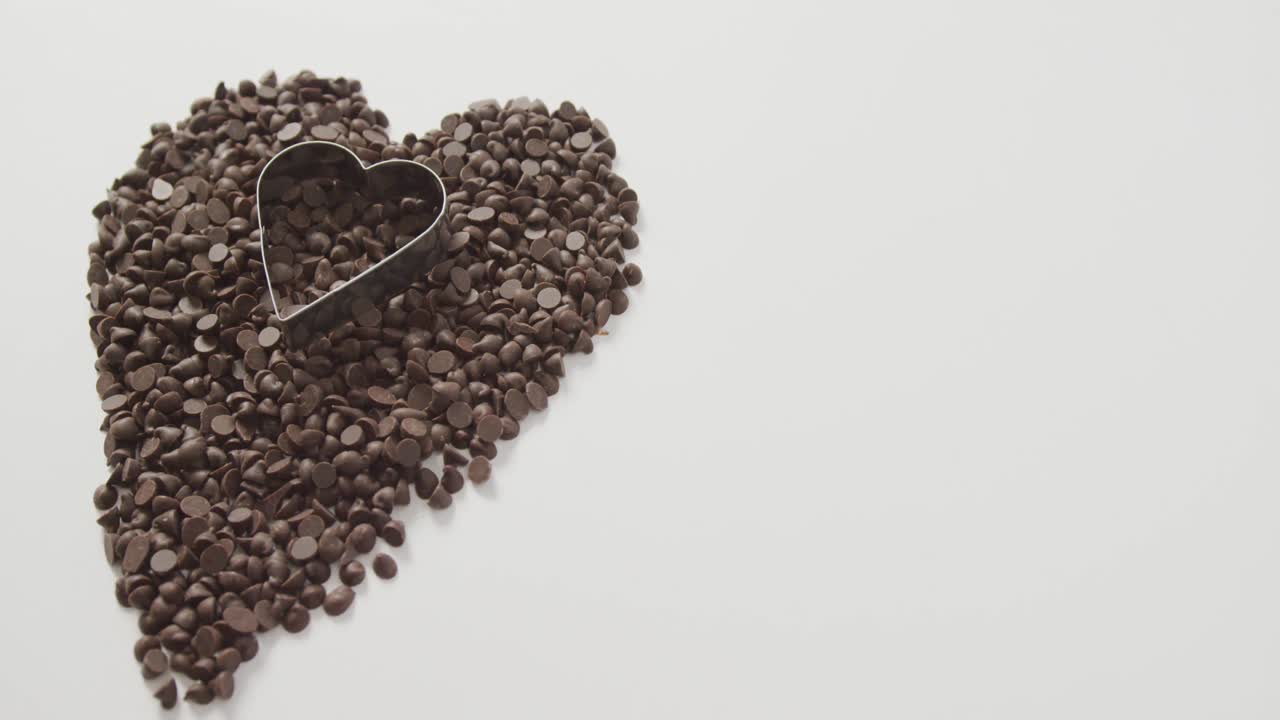 Video di cuore formato da gocce di cioccolato e spazio per il testo su sfondo bianco