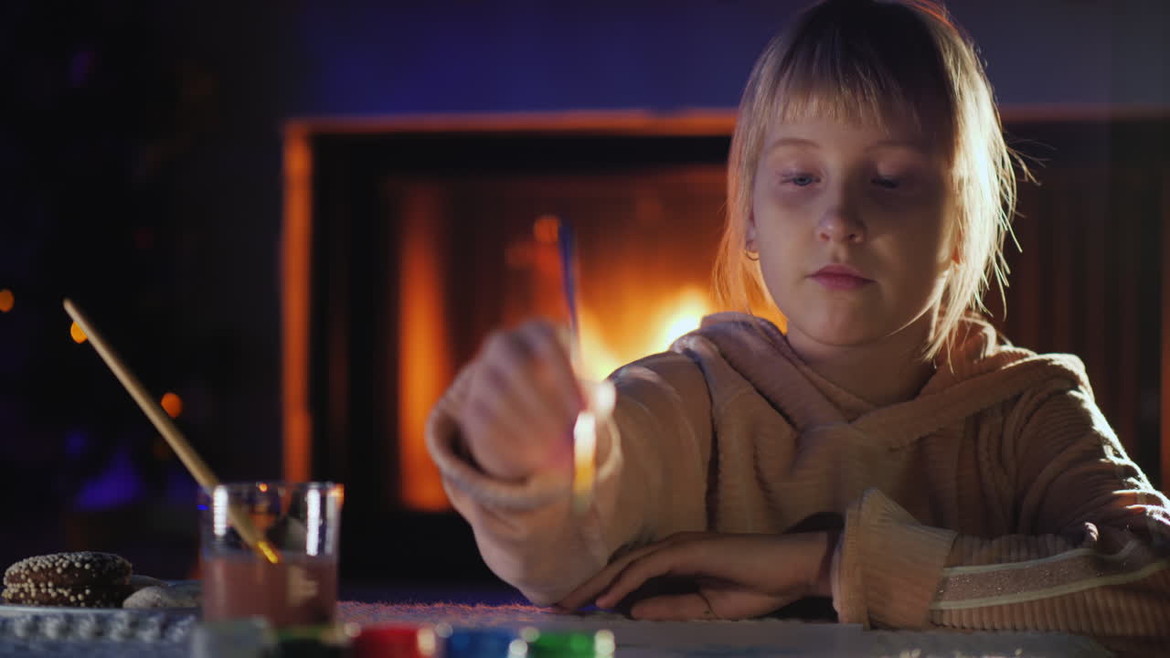 벽난로와 크리스마스 트리 근처 소녀 페인트