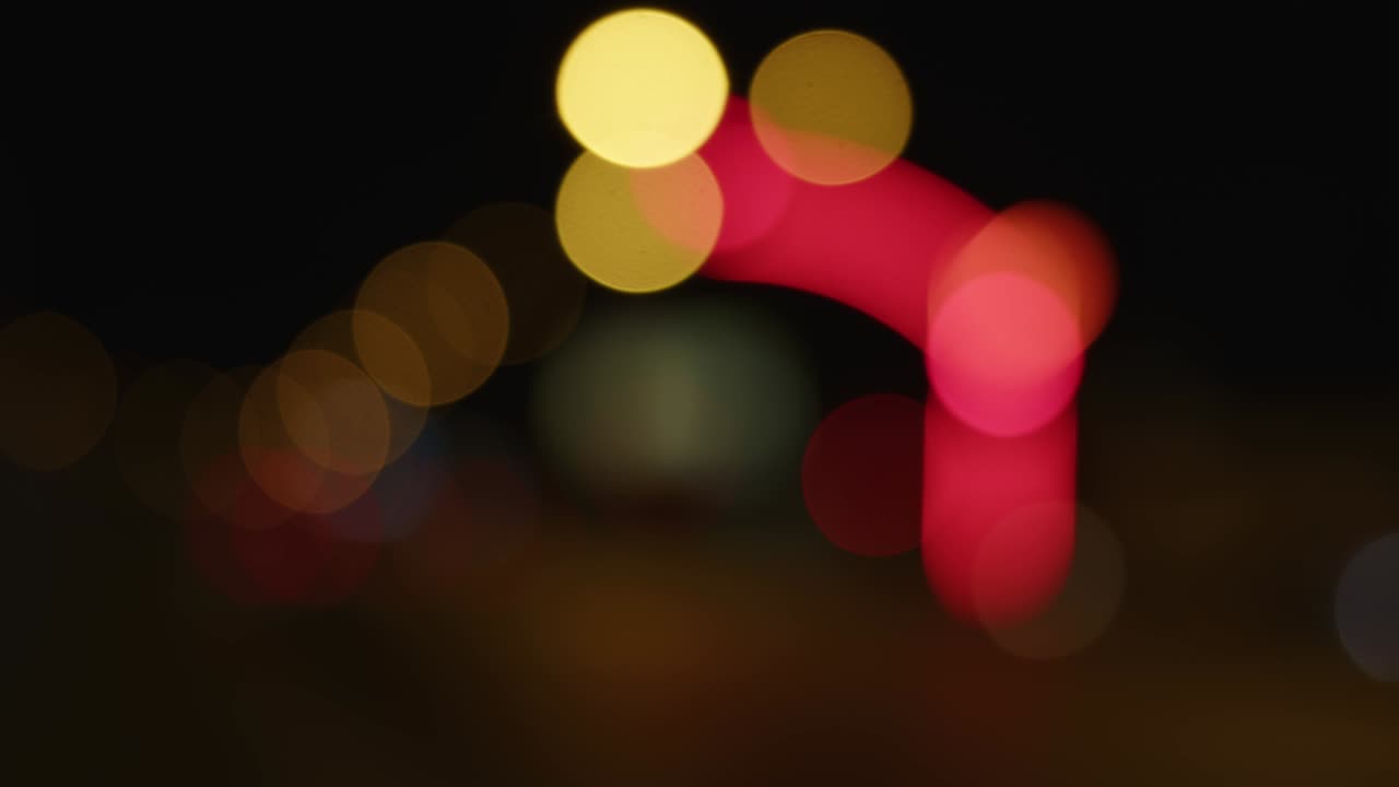 la vida de la ciudad borrosa tráfico de coches por la noche