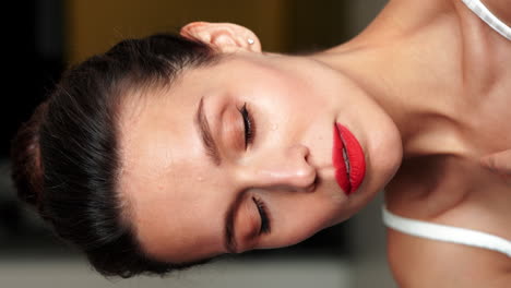 retrato en primer plano de una mujer con lápiz labial rojo