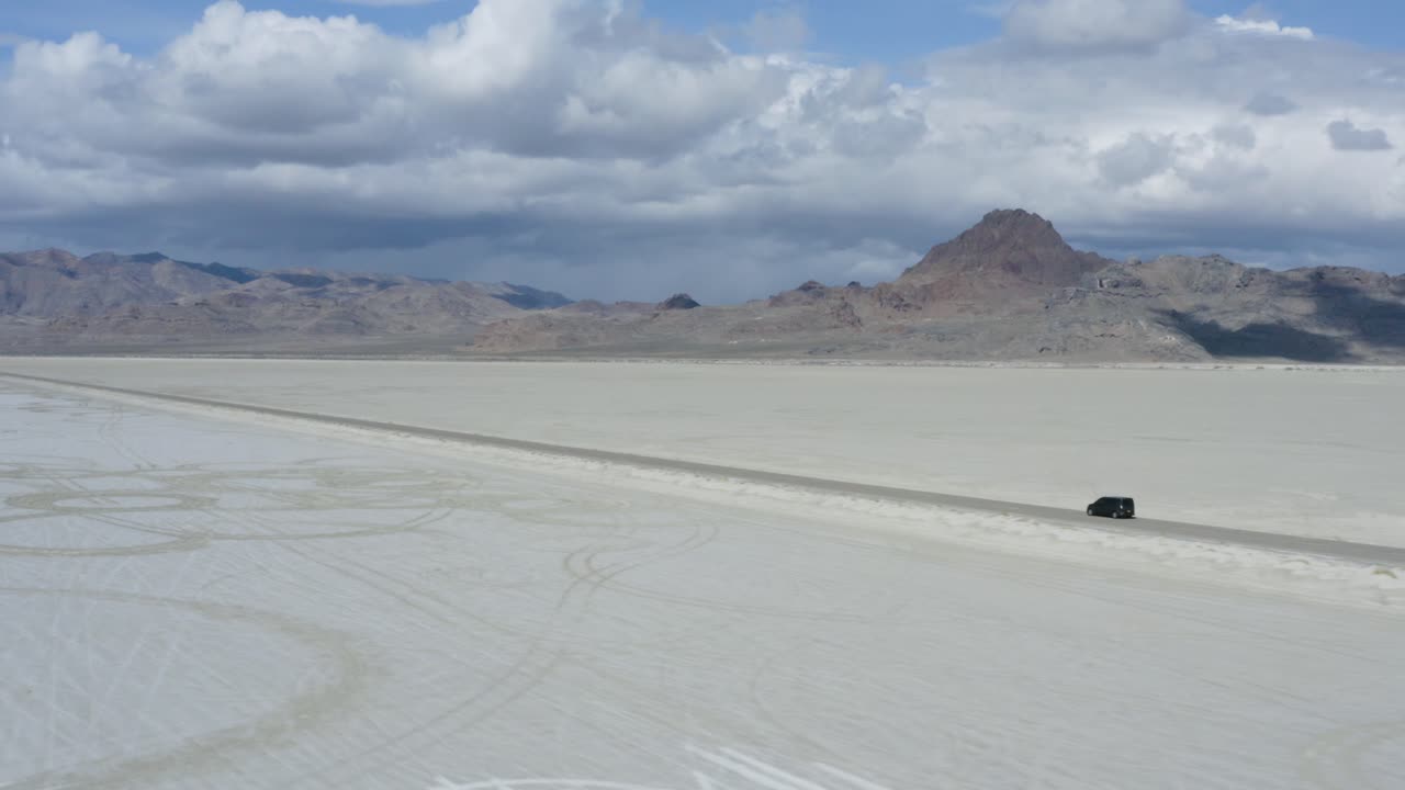 유타 소금 평지 사막에서 서사시적인 도로 여행 모험을 즐기는 자동차, 공중