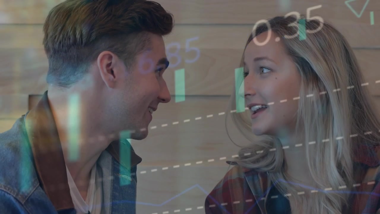 Animation de traitement de données superposée à un couple caucasien en conversation