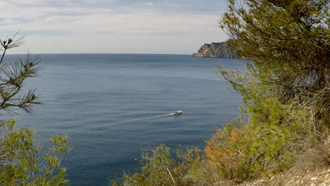 Yacht-überquert-Das-Mittelmeer,-Blick-Von-Einem-Berg