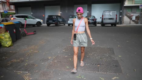 mujer caminando por la calle de la ciudad