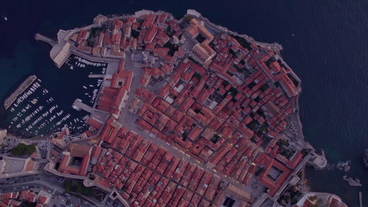 Ampia panoramica aerea degli incantevoli tetti di Dubrovnik e del suo scenario costiero