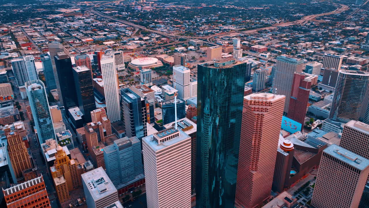 Houston, USA, 21 novembre 2025: Prospettiva aerea di grattacieli nel centro di Houston. Veduta con drone ad alta quota di densi edifici per uffici e grattacieli nel centro di Houston, Texas.