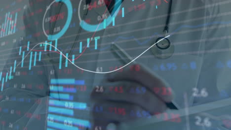 animación del procesamiento de datos financieros sobre la escritura de un médico caucásico