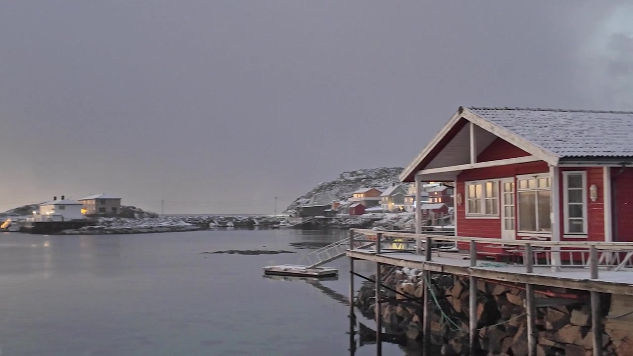Majestuoso ferry navegando por Svolvaer, Noruega, al amanecer, escena invernal pacífica.