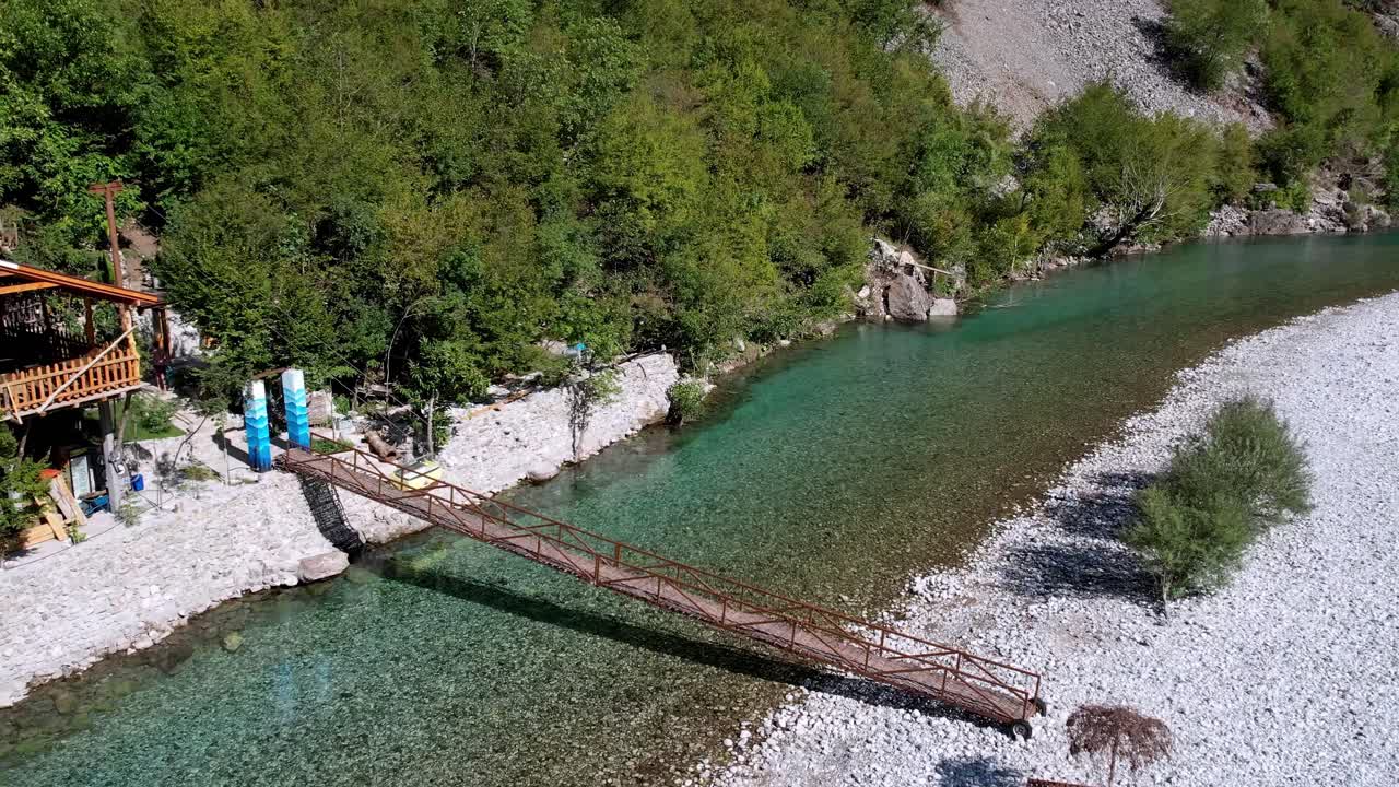 el río shala verde esmeralda en albania con un restaurante turístico