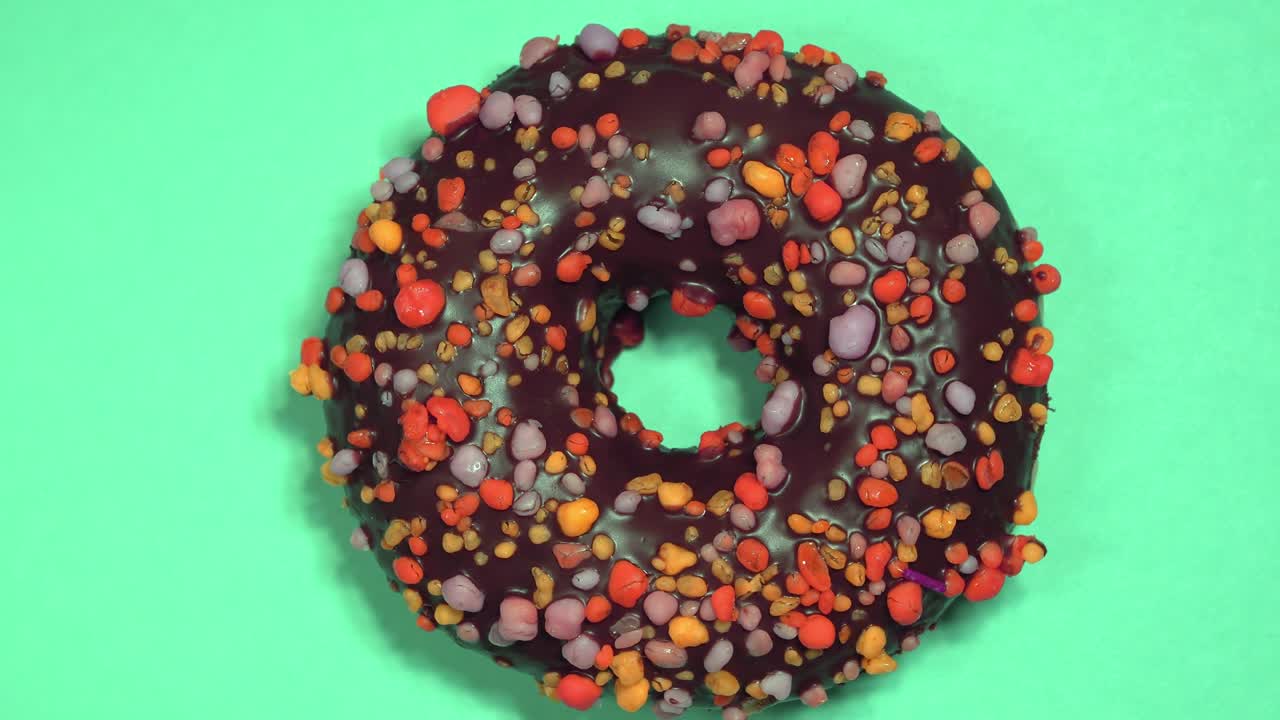 맛있는 달한 도이 색의 배경에 회전하고 있습니다.