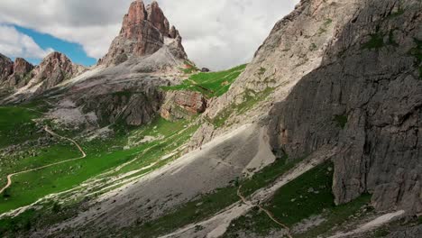 Fliegen-Sie-über-Cinque-Torri:-Die-Atemberaubende-Landschaft-Der-Dolomiten