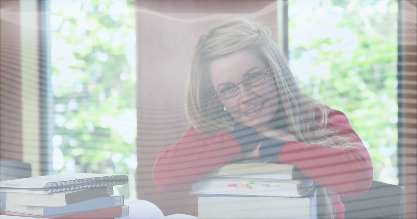 Frau ruht sich beim Lernen auf Büchern aus, während Sonnenlicht durch Jalousien fällt und ein gestreiftes Overlay erzeugt.