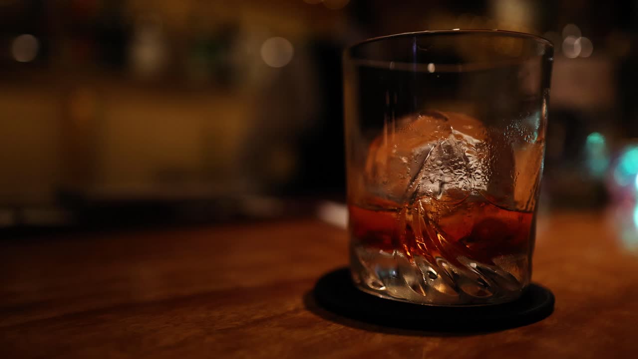 un disparo estático de un vaso de whisky con hielo