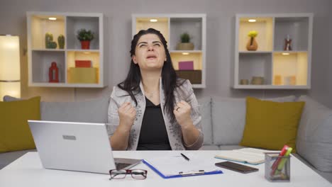 trabajadora de oficina en casa, mujer automotivada.